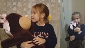 Вика увеличивает игрушки .