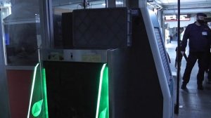 Проверка ручной клади на вокзале.