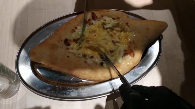 Официант перемешивает начинку в хачапури по-аджарски перед подачей в бистро «БАРАSHКА» смотреть онлайн