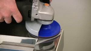 Полировка сварных швов на профильной трубе из нержавейки.