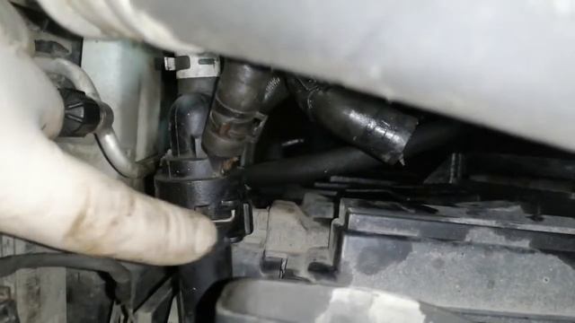 Skoda Octavia14L 2016г снимаем всасывающий коллектор как подобраться к топливной рампе и форсункам смотреть онлайн