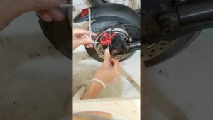 Как подтянуть за 1 минуту тросик тормоза на самокате Kugoo M4.