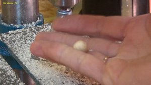 Как сделать круглые шарики из дерева?