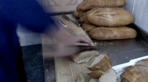 Как правильно резать хлеб