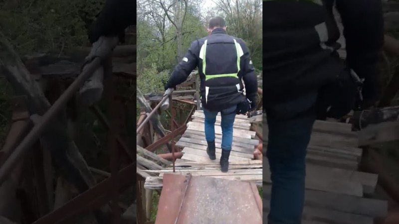 хотели на скутерах, проехать этот мост.
