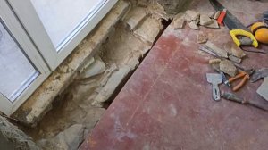 Порожек под балконным блоком.