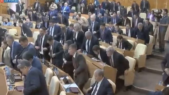В парламенте Якутии все спокойно, законы принимают единогласно, без особых обсуждений смотреть онлайн
