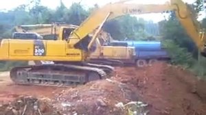 Экскаватор KOMATSU PC300LC 8 за работой (KOMATSU PC300LC 8 working)