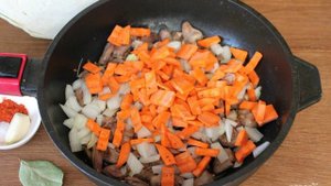 Капуста тушеная с куриными сердечками