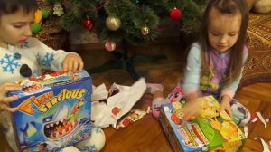 СВЯТОЙ НИКОЛАЙ пришел к детям и оставил СЛЕДЫ!!! Какие подарки нашли ПОД ПОДУШКОЙ?