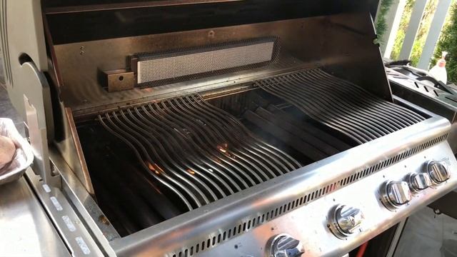 Копченая утка на газовом гриле. Сочная утка с яблоком, грушей и черносливом. [Подробный рецепт]