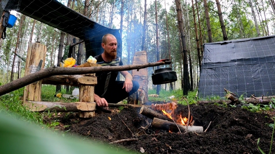 МОЯ ЖИЗНЬ И БЫТ В ДИКИХ ЛЕСАХ УРАЛА. МЕДВЕДЬ ЗА СПИНОЙ. смотреть онлайн