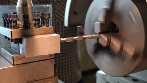 Изготовление оправки для расточного резца.