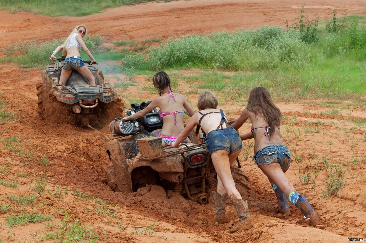 Девушки на квадроциклах в грязи