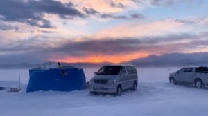 Зимняя палатка Хигаши HIGASHI на Байкале. Красивый закат. Зимний Байкал