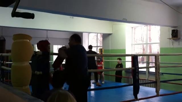 Бой за первое место Абдул-Джаббара Инасаламова (в красном) в боксерском клубе "Первая перчатка" смотреть онлайн