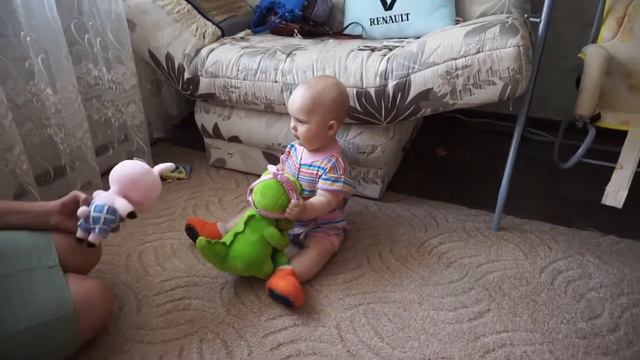 Малыш играет с крокодилом The kid is playing with the crocodile смотреть онлайн