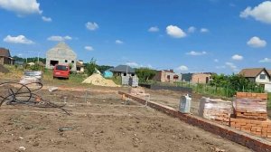 Дом в Белгороде засыпаем цоколь грунтом, трамбуем, готовим к заливке бетоном