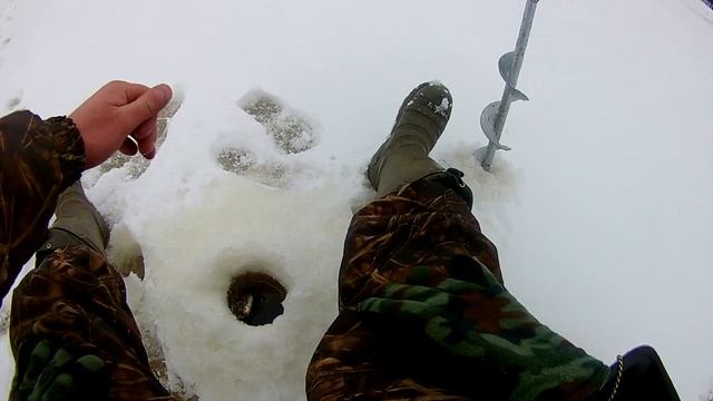 Зимняя рыбалка на мормышку. На озере.