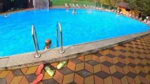 Купание в открытом бассейне, Звенигород Парк Отель.