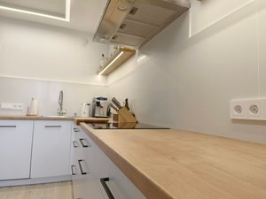 Угловая белая кухня "Мишлен" без верхних шкафов в Минске для кондитера