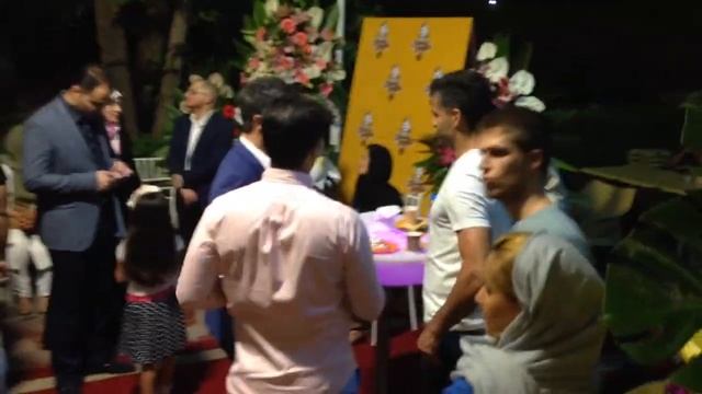 Франшиза give me waffle в Иране! смотреть онлайн