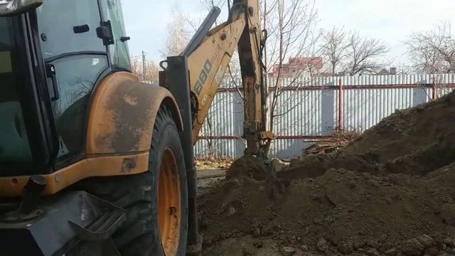 Закапывание сливной ямы. Экскаватор погрузчик в Саратове. смотреть онлайн