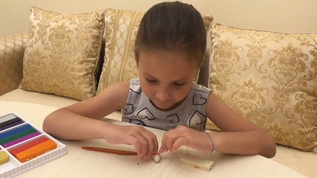 Москва. Ариана из пластилина лепит попугайчика. смотреть онлайн