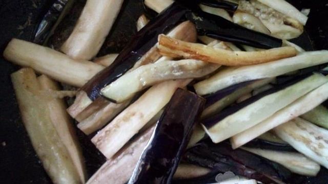 Острый салат из баклажанов, огурцов и моркови