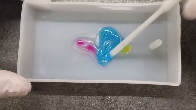 【UVレジン　プラ板　100均】赤と青の羽のバッグチャーム作ってみました? UV resin Red and blue feather bag charm смотреть онлайн