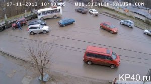 Беспредел. Два мужика бьют женщину на дороге.