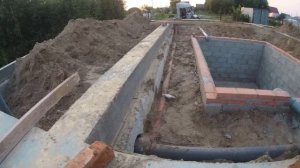 Цоколь из шлакоблока, перекрытие подвала, первый ряд газобетона.