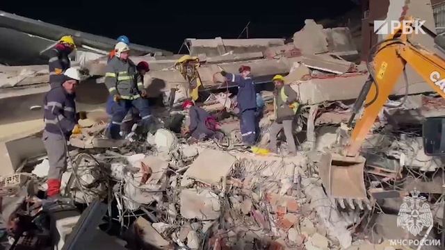 Как спасатели ищут русскую семью под завалами дома в Турции