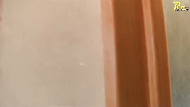 Штукатурка вокруг дверного проёма.