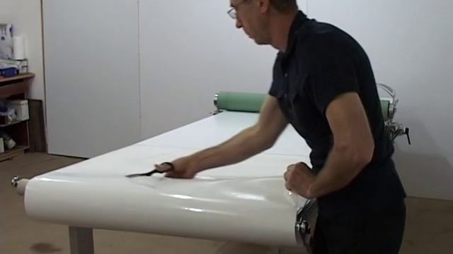 Накатка самоклеящейся пленки