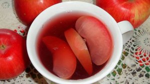 Ягодный компот с яблоками и изюмом