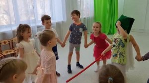 Подвижная игра "Палочка и колпачок"