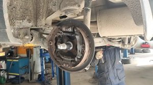Замена задних тормозных колодок и тормозного цилиндра. Ларгус. 90 ткм.