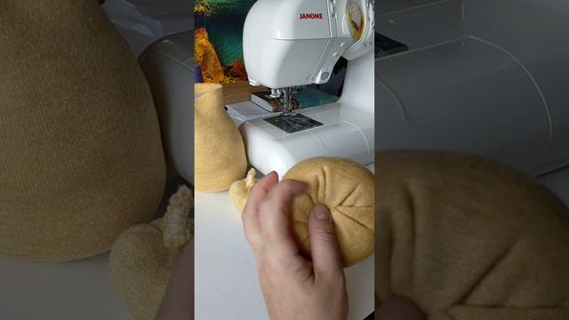 МК-текстильная тыква.
Для изготовления понадобится отрез ткани, синтепон, шпагат или бумажная лоза