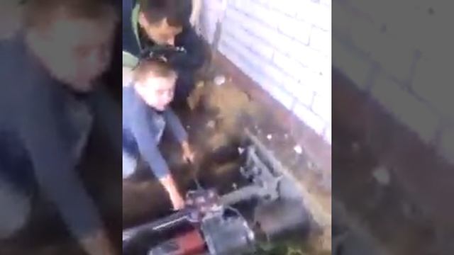Ребенок сверлит отверстие под канализацию