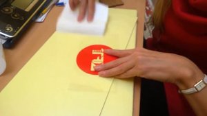 Как наклеить пленочный трафарет.