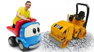 Видео для малышей. Распаковка коробки с игрушками и паззлы. Мультик Грузовичок лева и друзья