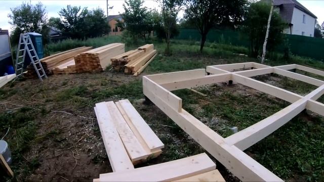 первый шаг. каркасный дом. монтаж обвязки свай деревянным швеллером. делаем верно