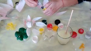 Кувшинка из пластиковых бутылок.