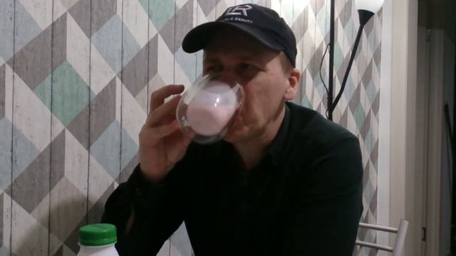 Простоквашино кефирный коктейль с клубникой, 110 за это слишком дорого. смотреть онлайн