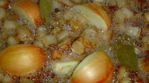 Смалец с луком, яблоком и чесноком