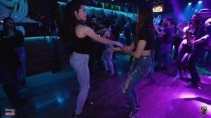 Когда девушка танцует с другой девушкой