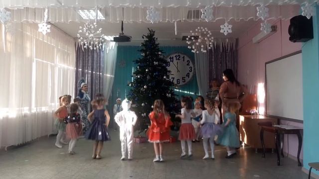 Новогодний вход "Хоровод-хороскок" средняя группа