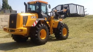 JCB 434S на укладке силоса в траншее