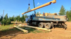 Установка верхних венцов. Продолжаем конопатить сруб